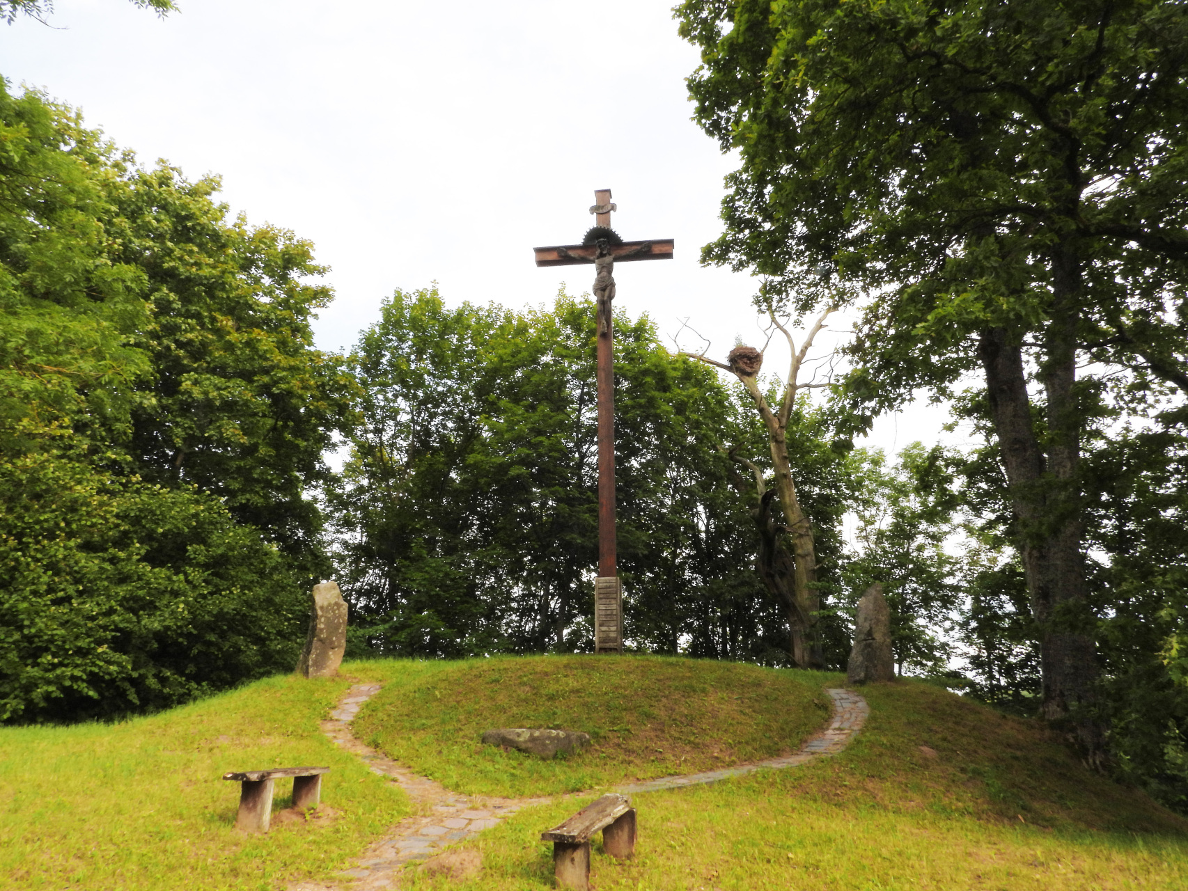 Liukonių kryžius ir mitologiniai akmenys